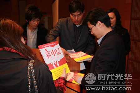 方老师为学员签名留恋