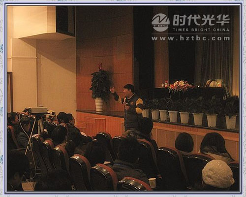张嘉伟老师与学生互动www.hztbc.com