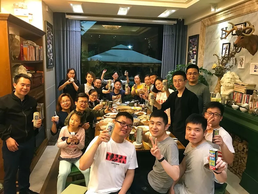 至于晚饭后，有什么比大家一起看电影更爽的事情呢?  特别是，再加一罐啤酒和几局狼人杀。